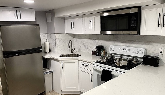 2 Queen Beds, full kitchen, and wireless phone chargers in a cozy, spacious apt