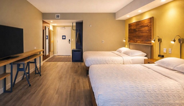 2 QUEEN BEDS. HDTV 2 QUEEN BEDS. HDTV