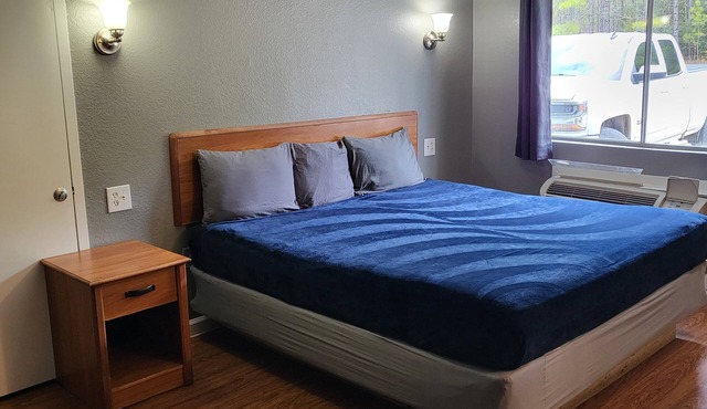 2 queen beds hotel studio 107 Hot tub