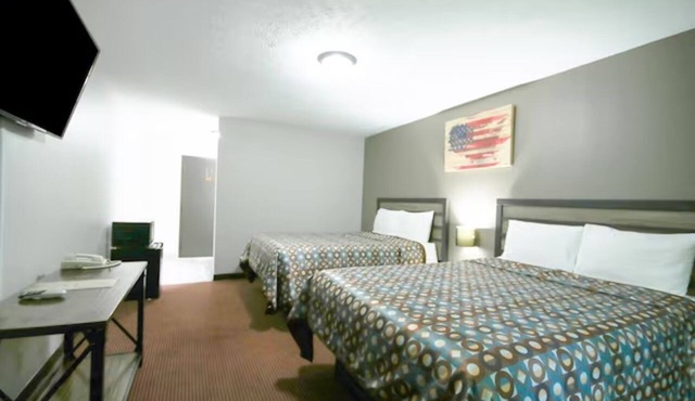 2 Queen Beds near Keg Creek Brewing | Near Hwy 34 | Ideal for Friends & Group