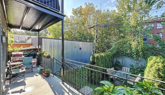 2 queen beds, private yard, balcony, near downtown /Charlevois metro station