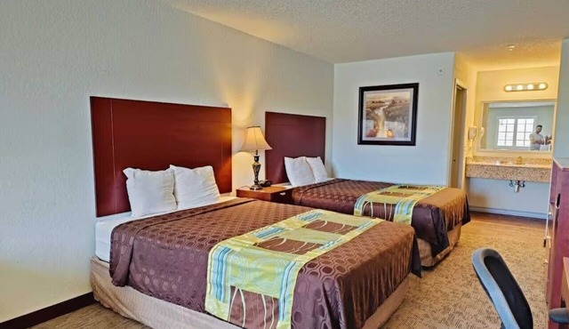2 Queen Beds | Relax After Museum Visits | Free Parking | Outdoor Pool