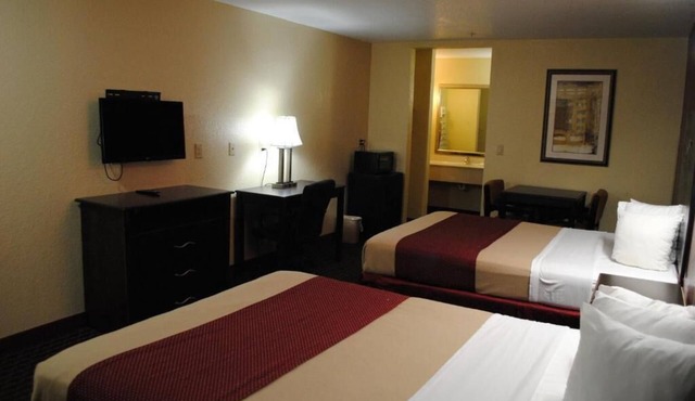 2 Queen Beds Room, Scottish Inns, Free Parking, Located just off I-35