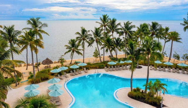 2 Queen Beds Room w/Balcony, Outdoor Pool, Free Parking & Pets Allowed
