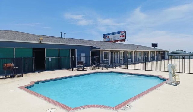 2 Queen Beds with Free Parking | Near Polo Patino Park | Outdoor Pool
