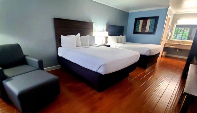 2 Queen Deluxe Rooms | Vero Beach Inn & Suites | Near Jackie Robinson Complex
