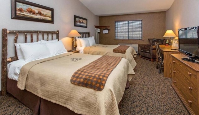 2 Queen Room l Heated Pool, Hot Tub & Free Breakfast | 4mi to Lake Onalaska