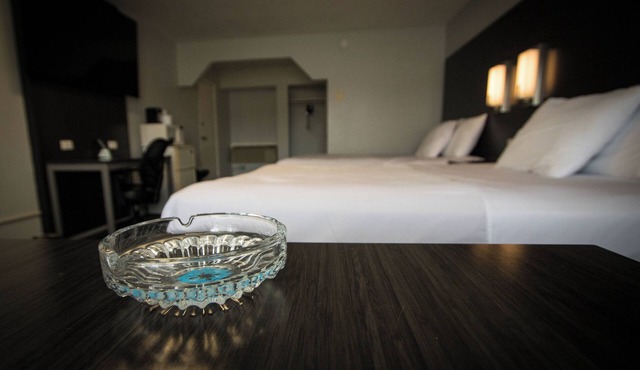 2 Queen Smoking No Pet