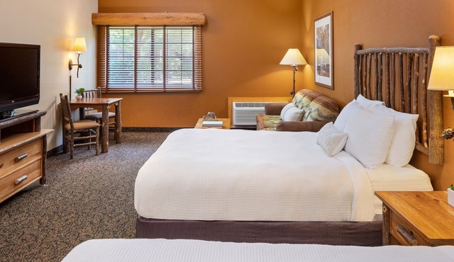 2 Queen Studio With Kitchen, Access to Pool, Hot Tub, and Gym