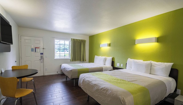 2 Queens Near Downtown Monterey