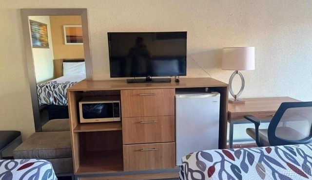 2 Relaxing Rooms: Each with Desk & Private Bath Near Local Attractions