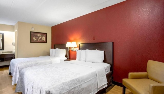 2 Relaxing Rooms w/Free Shuttle and Coffee – Perfect for Pet Owners