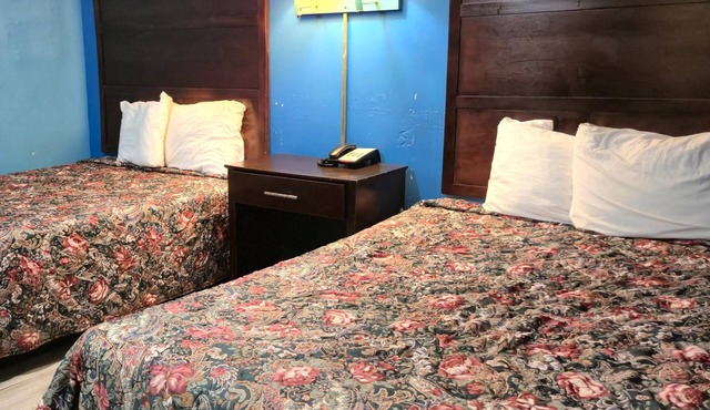 2 Relaxing Rooms Offering Simplicity & Comfort & Free On-site Parking