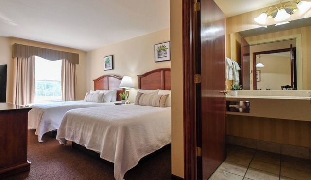 2 Relaxing Units w/Golf, Trails, Pool & Access! Free Parking!