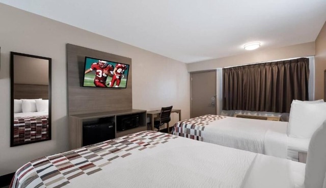 2 Renovated Rooms Perfect for Families, close to I-75 exit 5 & Restaurants