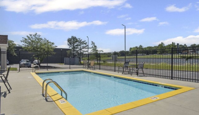 2 Restful Rooms for Families Conveniently w/Seasonal Pool - Near Dining Spots