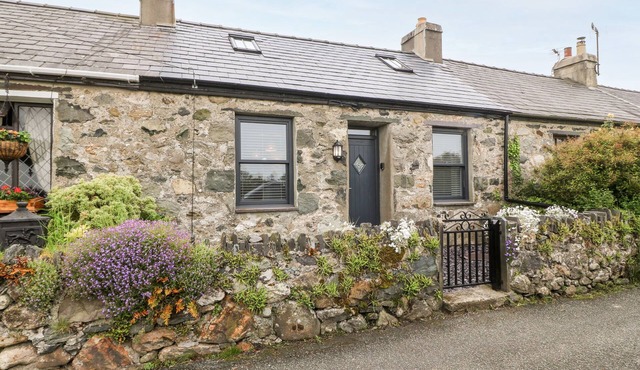 2 RHOSLYN, family friendly, character holiday cottage in Groeslon