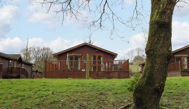 2 RIVERSIDE LODGE, family friendly, with hot tub in Cenarth