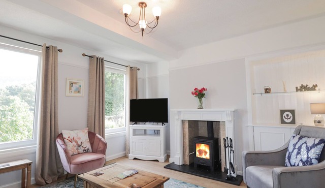 2 RIVERSIDE, pet friendly, character holiday cottage in Foyers