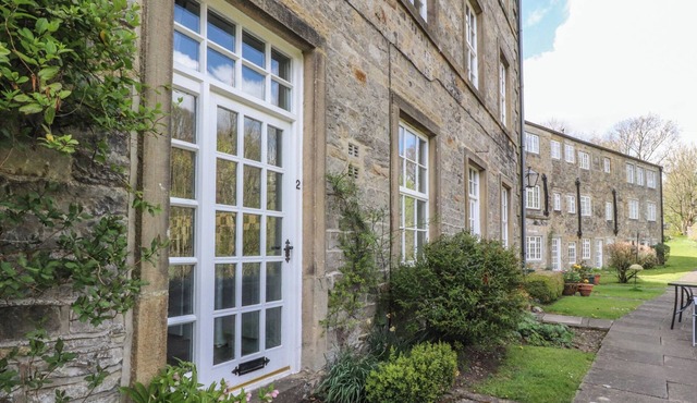 2 RIVERSIDE WALK, family friendly, with a garden in Airton