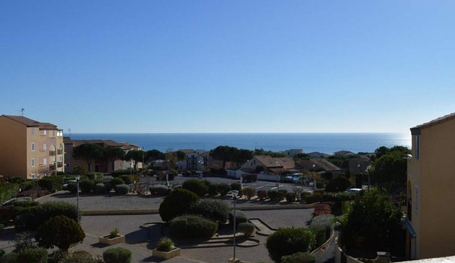 2-room apartment with pool, tennis, and parking in Saint Pierre la Mer