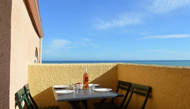2-room apartment with balcony - 800m from the beach and private parking