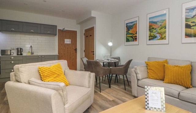 2 ROCK MILL HOLIDAY APARTMENTS, pet friendly, with a garden in Calver