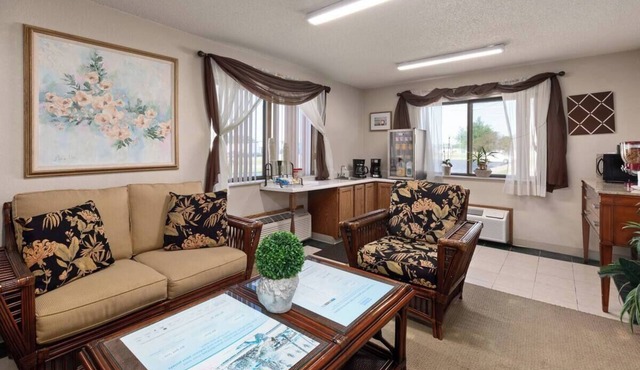 2-room 4-bed hotel in charming Redwood Falls with WiFi, AC