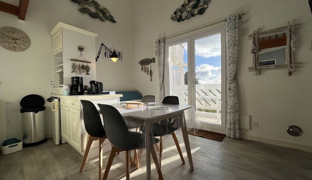 2-room apartment with balcony, sea view, parking in Saint-Pierre-d'Oléron, wifi included