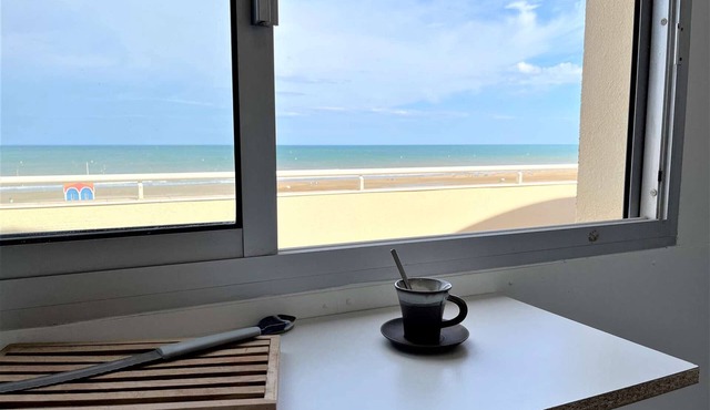 2-room apartment with terrace and sea view, 50m from the beach