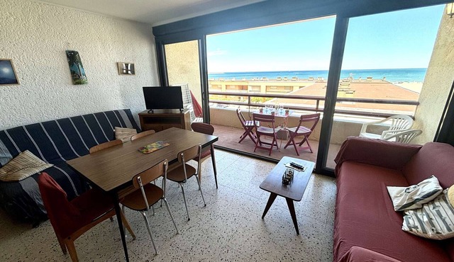 2-room apartment for 6 people with balcony and parking 50m from the beach