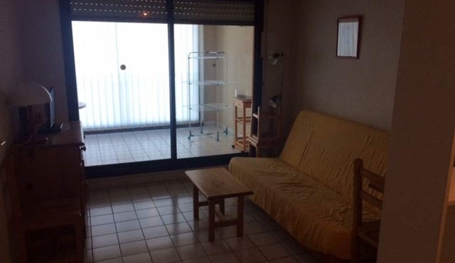 2-room apartment + cabin, sleeps 6, close to beach, parking