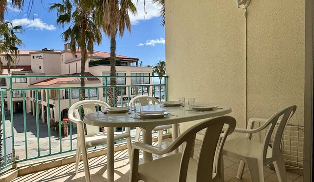 2-room apartment with terrace and parking 150m from the sea