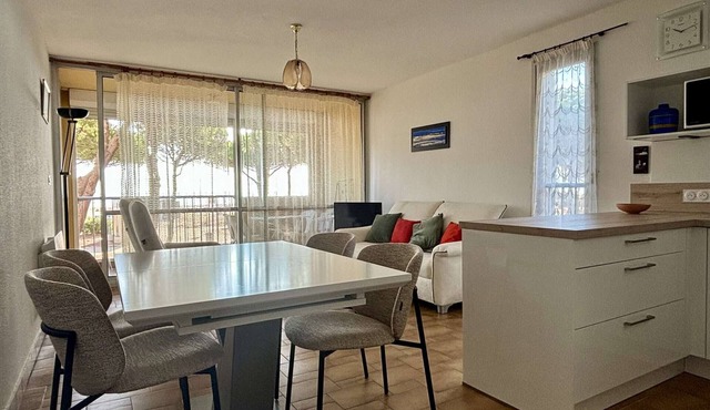 2-room apartment, direct beach access, private parking, sea view