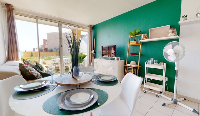 2-room apartment in building with sea view and pools in Théoule-sur-Mer