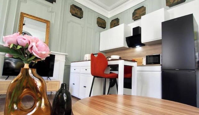 2-room apartment, 17th century building.