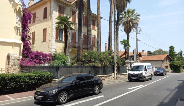 2-room apartment, fitted kitchen, private parking, shops, beaches.