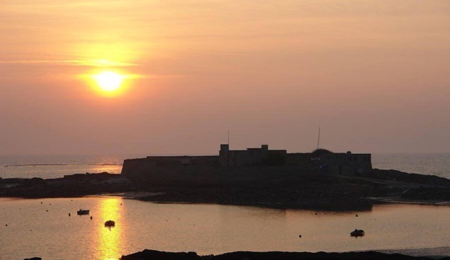 2 room apartment for 4 people - superb sea view 50m from Fort-Bloqué beach