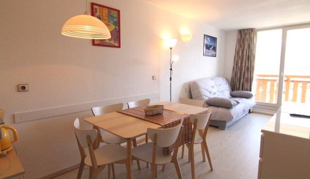 2-Room Apartment for 6, Near Slopes & Shops, Alpe d'Huez