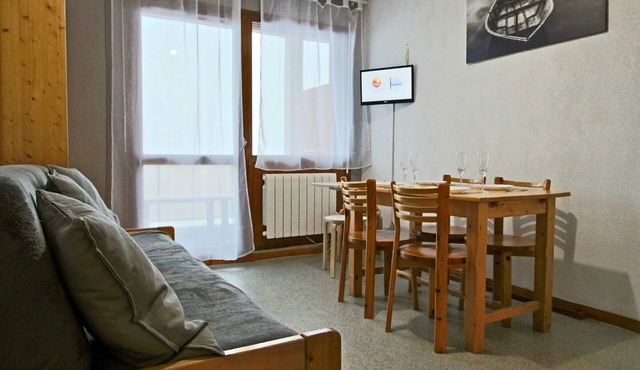 2-room apartment for 6, slopeside, facing south