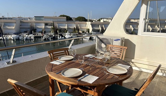 2-room apartment, port view terrace, private parking, AC, pets allowed