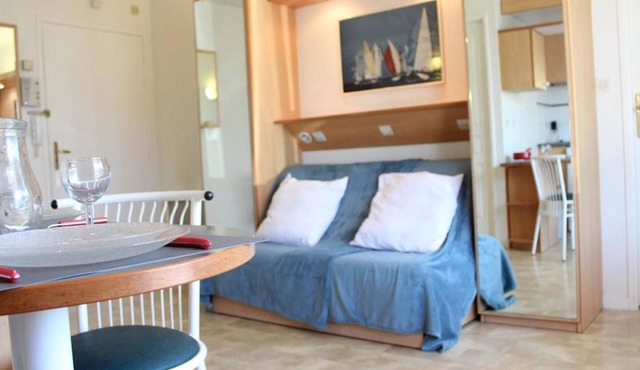 2-Room Apartment in La Rochelle – Near Marina