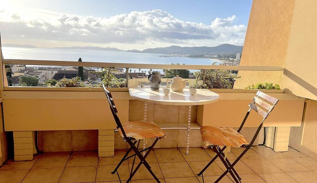 2-room Apartment in Le Lavandou with parking near the beach, sea view terrace