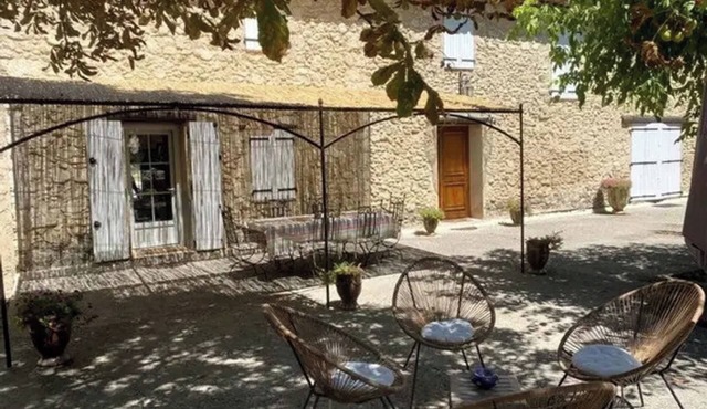 2-room apartment in Mas Provençal in the heart of the Luberon