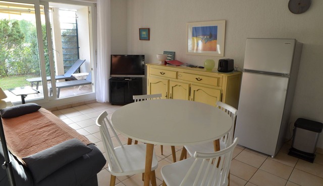 2-room apartment in South La Ciotat, Côte d'Azur, Closed private garage, Beach at 200m.