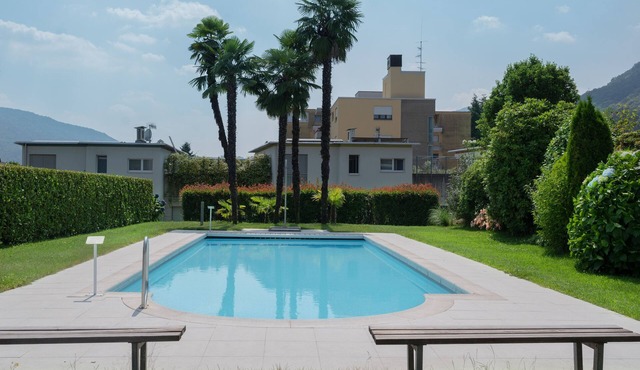 2-room apartment, sunny balcony, heated pool, Apr-Oct