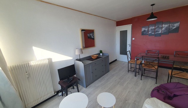 2-room apartment, WEST balcony, pets allowed