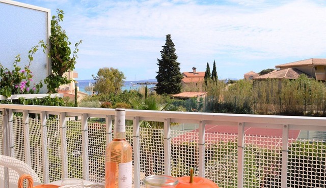 2-room apartment with mezzanine and parking, close to the beach - Le Lavandou