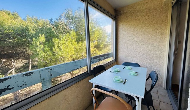 2-room apartment with loggia and parking, Narbonne Beach