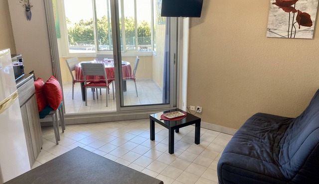 2-room apartment with parking, 150m from the beach